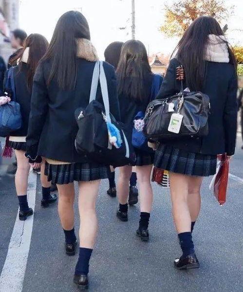日本 学生穿着,学生服饰潮流解析
