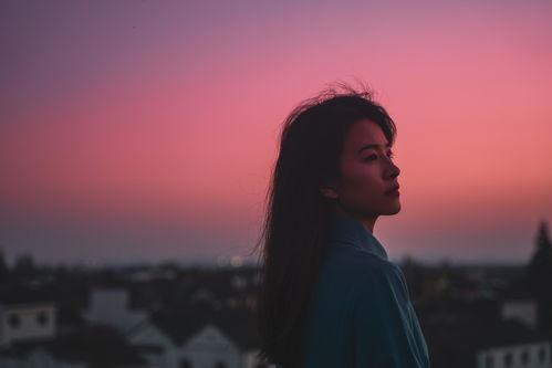 秋霞在线观看秋1,秋1精彩剧情，带你领略秋日浪漫